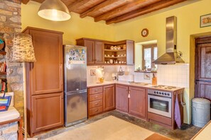 Een koelkast, een koffiezetapparaat/waterkoker, een broodrooster