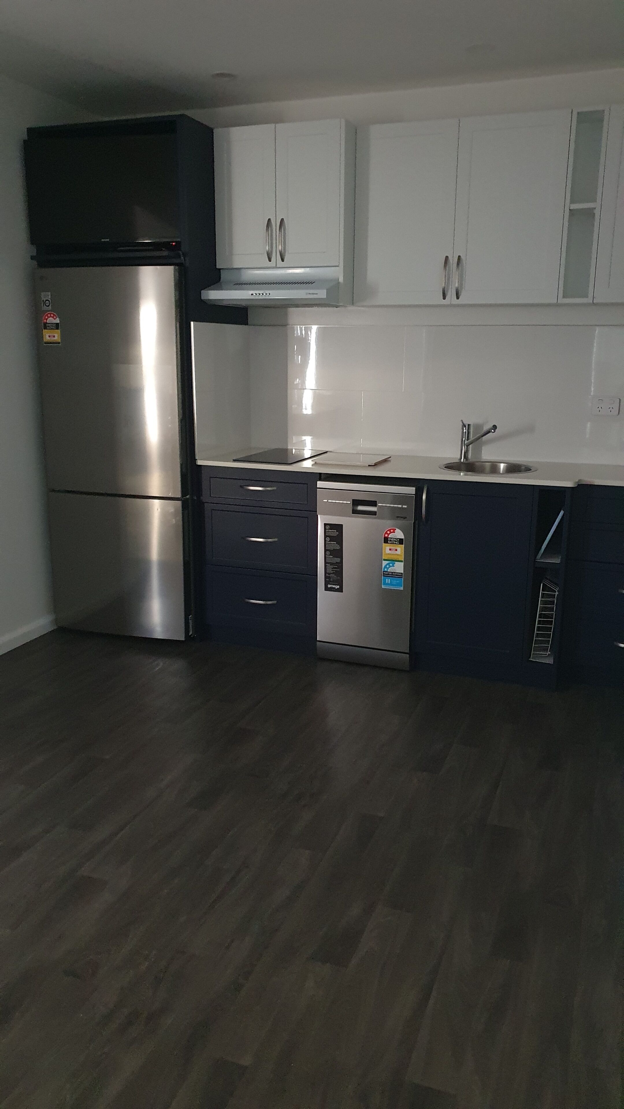 Frigorífico, microondas, placa de cocina y hervidor eléctrico