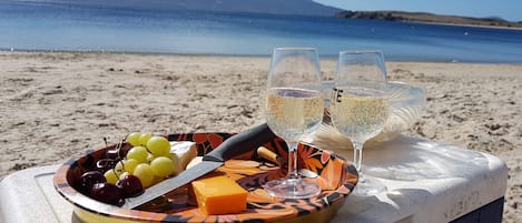 På stranden och solstolar