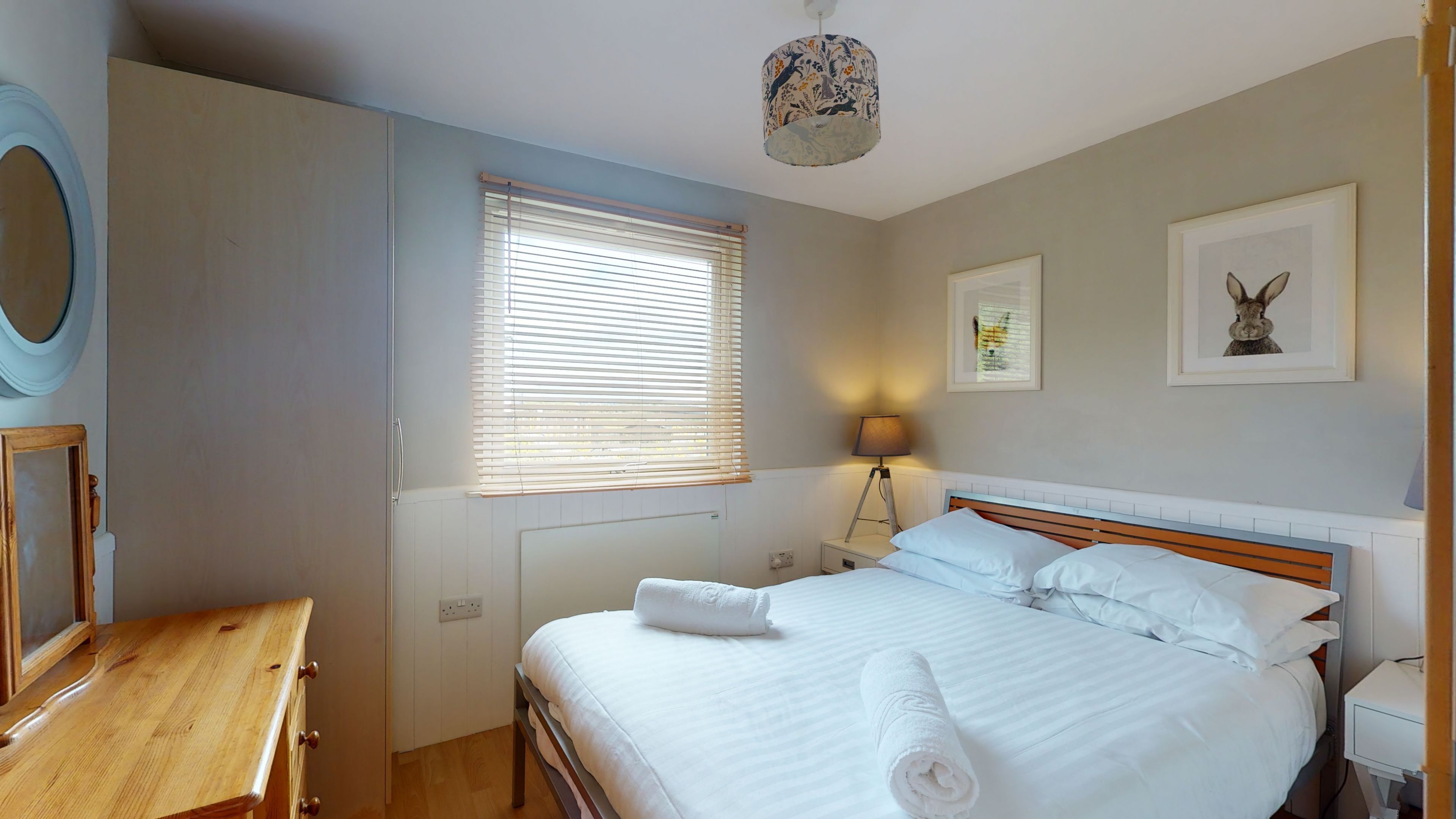 2 quartos, ferros/tábuas de passar roupa, acesso à internet