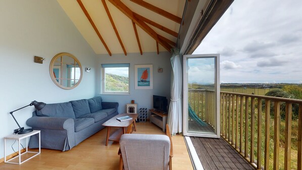 TV - Situated in a quieter area of the site yet only 10 minute walk to the beach or even the town centre (Hayle)