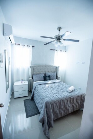 3 habitaciones, tabla de planchar con plancha, wifi y ropa de cama 