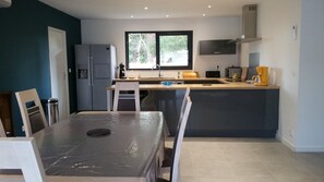 Fridge, microwave, oven, stovetop - Modern house, 3 bedrooms (Aubignan)