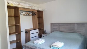 3 bedrooms, iron/ironing board, travel crib, free WiFi