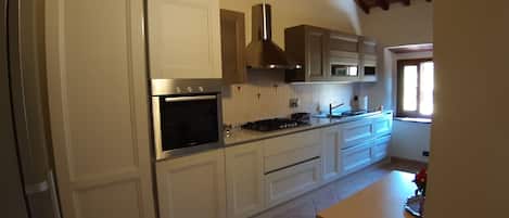 Réfrigérateur, un four, surface de cuisson, lave-vaisselle