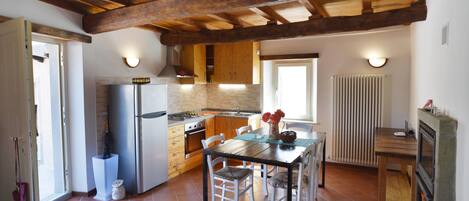 Cafetera y tetera y utensilios de cocina