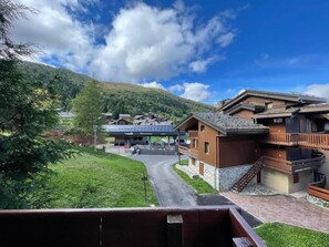 Property grounds - Ski-in/ski-out & foot of the slopes, 2nd floor, view ski slopes, balcony, tv, ski locker, 40m² (Valmorel)