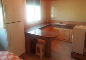 Kühlschrank, Herdplatte, Kochgeschirr/Geschirr/Besteck