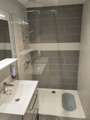 Regadera, secadora de cabello, jabón, papel de baño