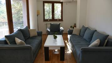 Een televisie en boeken