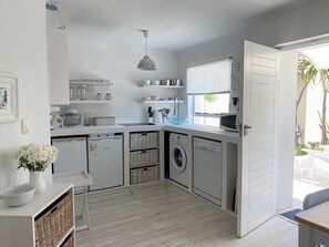 Jääkaappi, mikroaaltouuni, uuni, astianpesukone