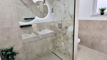 Baignoire, sĂšche-cheveux, serviettes fournies, savon