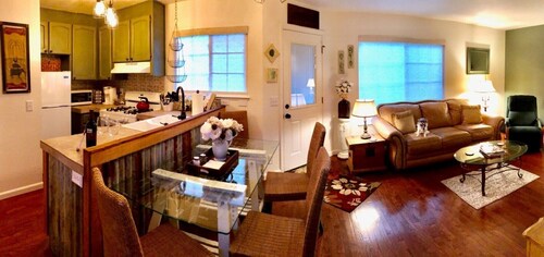 COZY-huoneisto sijaitsee Mill St.: llä keskustassa historiallisessa Grass Valleyssa.