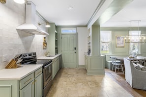 Fridge, microwave, oven, stovetop - *Newly Renovated!* Guesthouse Charleston: SOUTH (105 A) (Charleston)