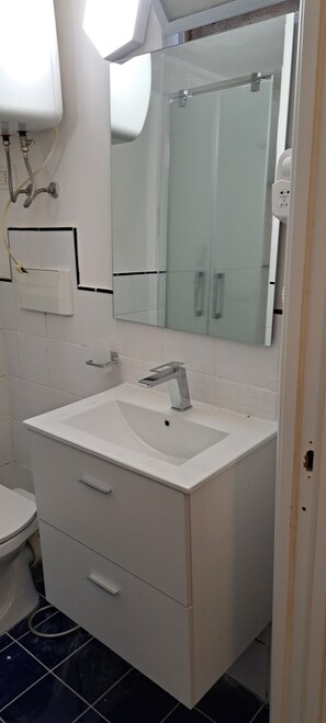 Secadora de cabello, toallas, jabón, papel de baño 