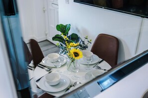 Dining - 1Bed Haven: Free Private Parking, Netflix, Walk To Coventry City Centre (Coventry)