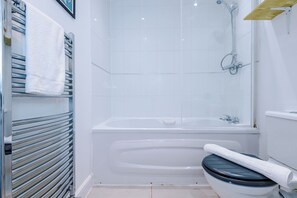 Badewanne, Haartrockner, Handtücher, Seife