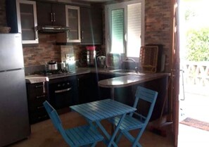 Kjøleskap, ovn, kokeplater og kjøkkenutstyr