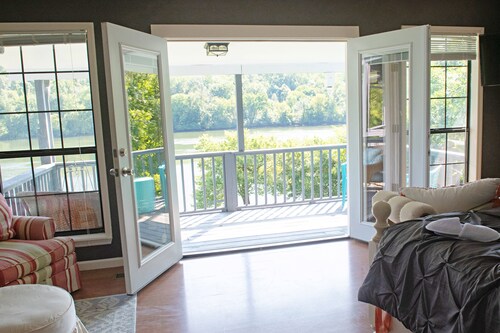 Riverfront home sitting in the heart of the Tennessee River Gorge 4 bdrm/4 bath