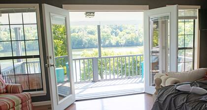Riverfront home sitting in the heart of the Tennessee River Gorge 4 bdrm/4 bath