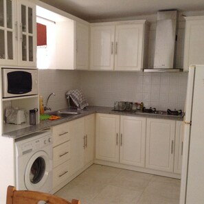 Frigorifero, forno, bollitore elettrico, tostapane
