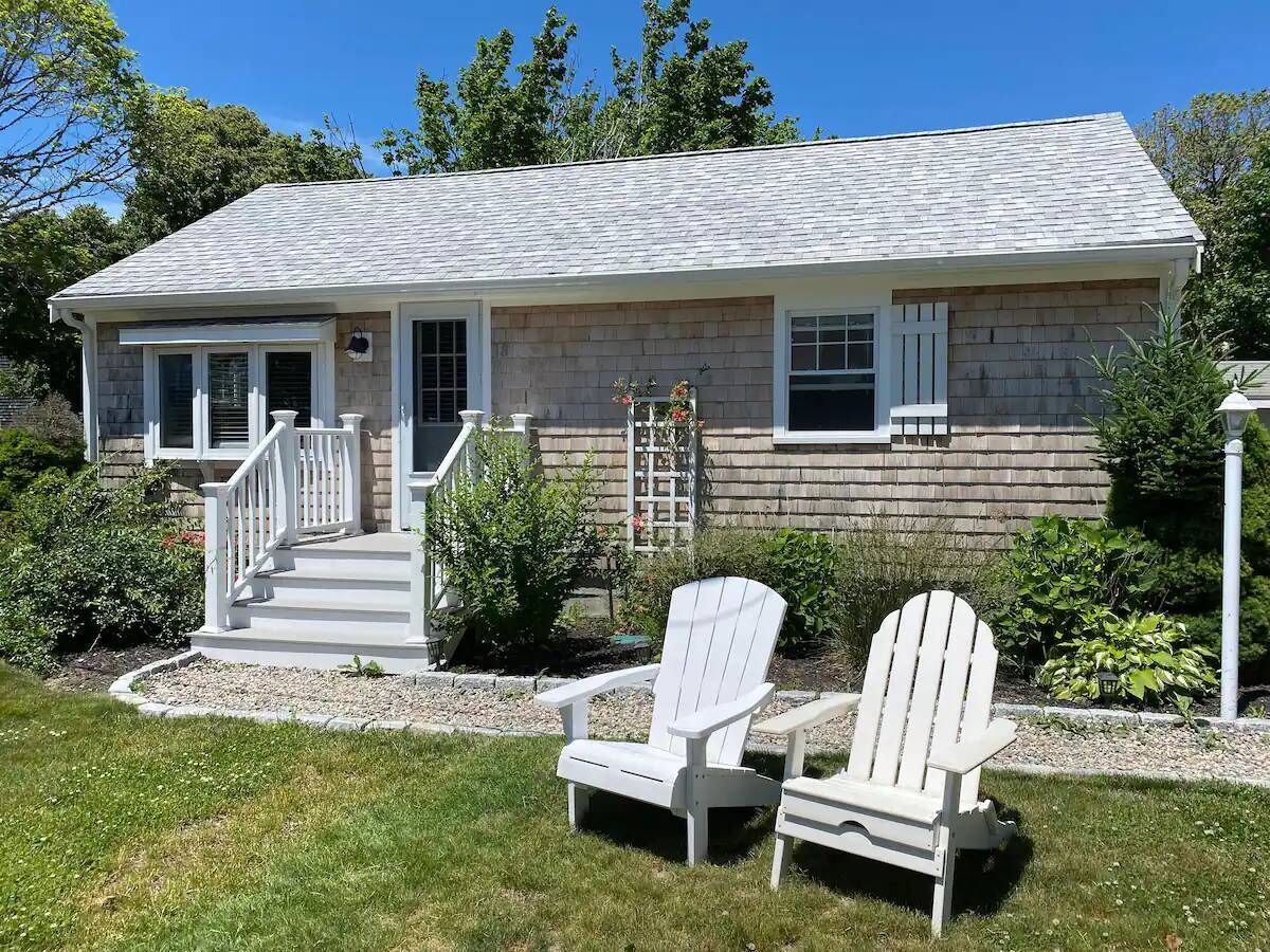 Charming Falmouth Cottage: Short Walk to Bristol & Falmouth Heights Beach!