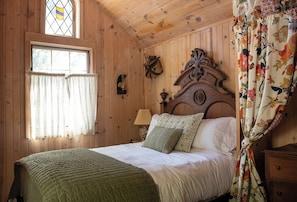 4 عدّة غرف نوم وخدمة الإنترنت وملاءات أسرّة