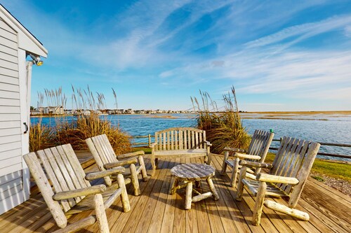 Stunning waterfront home with furnished deck, dock & majestic views - dogs OK