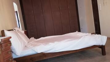 3 habitaciones, tabla de planchar con plancha y ropa de cama