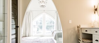 The Black Barn, 3 BR/3 BA House! Easy walking Distance To Everything!