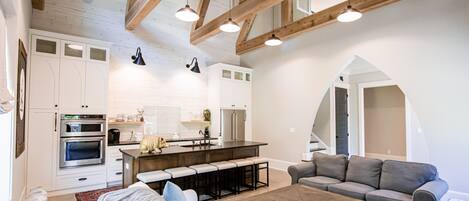 Een smart-tv en een stereo