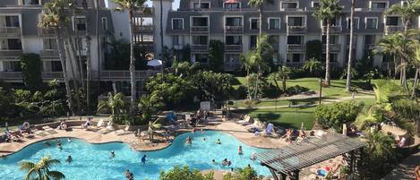 Een buitenzwembad, een verwarmd zwembad