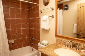 Combined shower/tub, free toiletries, hair dryer, towels