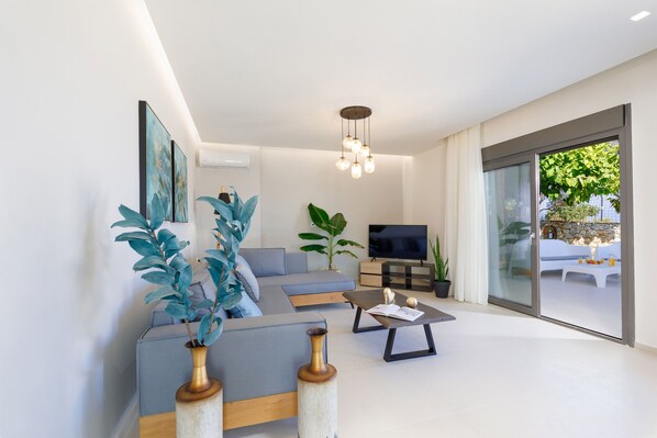 Smart TV y chimenea 
