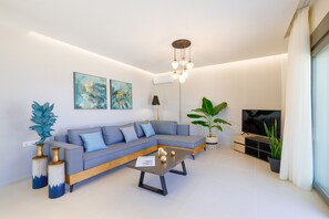 Smart TV y chimenea 