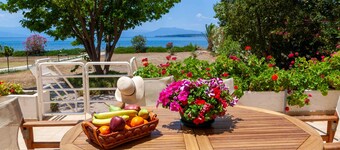 Cottage with garden and sea view