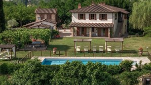 A villa with a swimming pool, a garden, and a separate house with a terrace. - Podere Bellaria, Pergine Valdarno, Arezzo and Cortona (Pergine Valdarno)