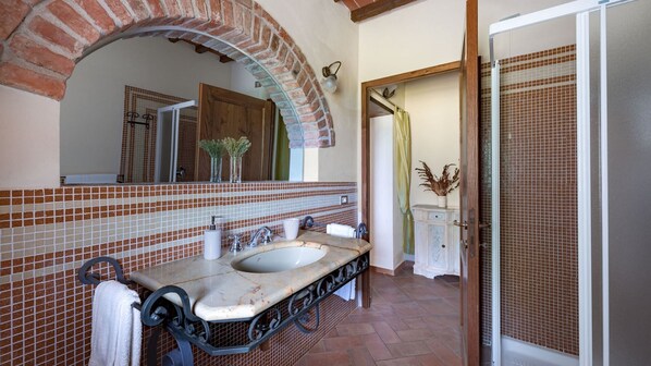 A bathroom with a double sink, tiled walls, a mirror, and a shower area. - Podere Bellaria, Pergine Valdarno, Arezzo and Cortona (Pergine Valdarno)