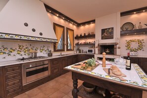 Fridge, microwave, oven, stovetop - Villa Montalbano 12, Cerreto Guidi, Florence and Chianti (Cerreto Guidi)