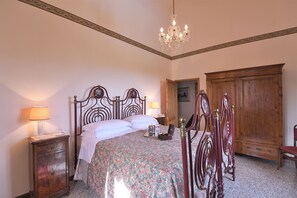 7 soverom, skrivebord, strykejern/-brett og internettilgang