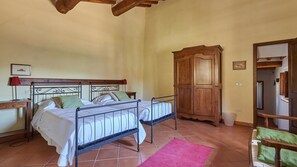 4 bedrooms, Internet, bed sheets