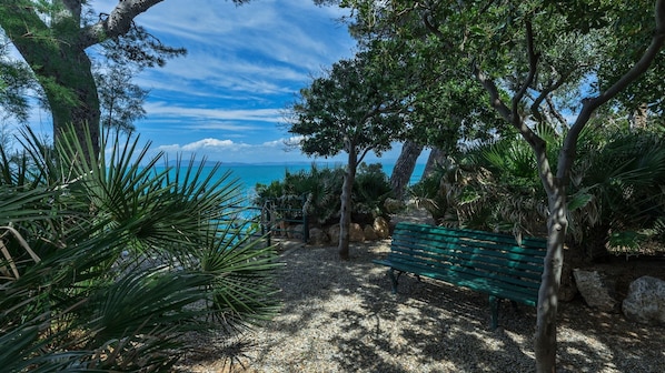 A bench in a park with a view of the ocean. - Villetta, Punta Nera, Monte Argentario, Grosseto and Maremma (Monte Argentario)