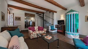 TV, fireplace