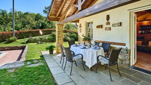 تناول الطعام بالخارج