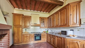 Réfrigérateur, micro-ondes, plaque de cuisson, lave-vaisselle