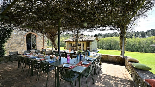 Outdoor dining - Sant'Angelo Relais, Bibbiena, Arezzo and Cortona (Bibbiena)