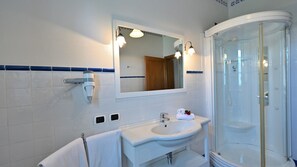 Slippers, towels - Sant'Angelo Relais, Bibbiena, Arezzo and Cortona (Bibbiena)