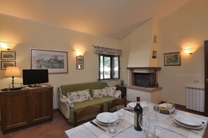 Fernseher, Kamin, Tischfußball