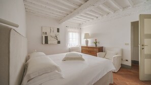 7 Schlafzimmer, Schreibtisch, Internetzugang, Bettwäsche