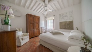7 habitaciones, escritorio, internet y ropa de cama 